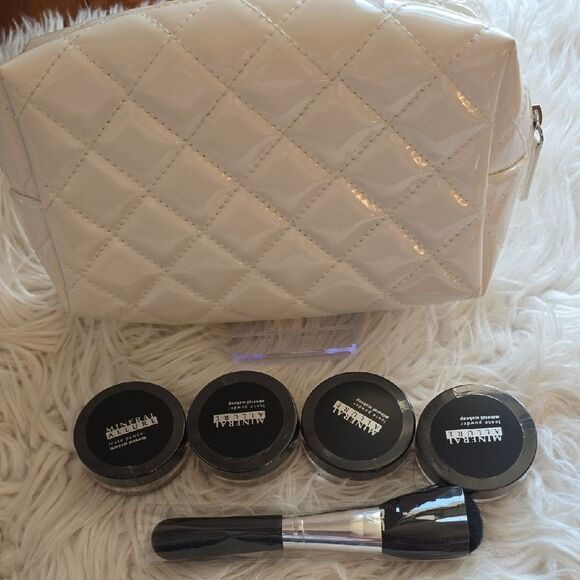 Luxurious Mineral Makeup & Brush NWT - Picture 1 of 6